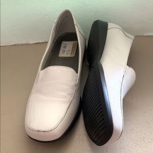 NWT Trotters Leather Flats with Square Toe Design